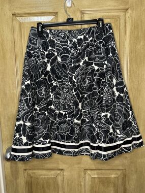 White House Black Market Black and White A-Line Swing Full Skirt Size 4